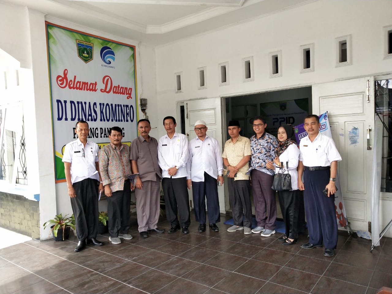 Foto bersama Kepala Dinas Kominfo Padang Panjang Marwilis (tengah) dengan rombongan Anggota DPRD Agam
